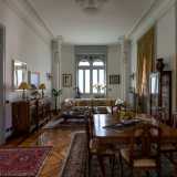 La porta di destra ci conduce invece nell�ampio soggiorno dove scorgiamo pregiati decori liberty, stile molto diffuso all�epoca di costruzione della villa